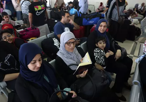 Punctul de frontieră de la Rafah a rămas închis pentru tranzitul civililor pe întreg parcursul zilei de vineri, anunță MAE. Evacuarea va continua după redeschidere