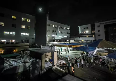 „Nu putem îngropa cadavrele, mirosul e dincolo de orice imaginație”. Oamenii refugiați în spitalul Al-Shifa din Gaza descriu condițiile insuportabile