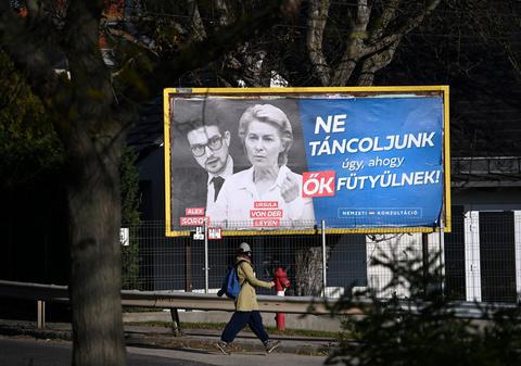 "Propagandă profund contaminată de antisemitism". Reacția Fundației Soros la campania cu panouri stradale a guvernului Viktor Orban