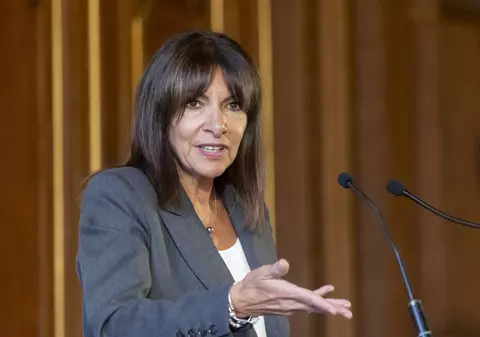 „O canalizare mondială”. Primarul Parisului renunță la rețeaua X, acuzând că platforma a devenit o „armă de distrugere în masă a democrației”