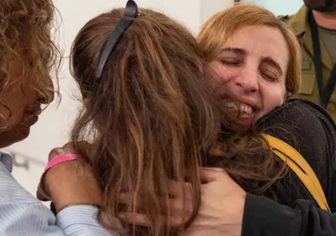 Momentul emoționant în care Danielle Aloni, femeia cu origini românești, și fiica ei de 5 ani ajung acasă, după eliberare. Cum le-au întâmpinat oamenii | VIDEO