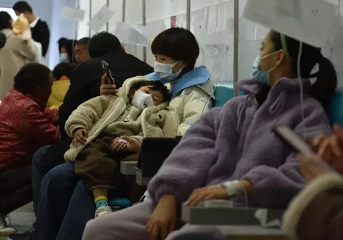 Secțiile de pediatrie din China, pline de copii cu infecții respiratorii. Autoritățile îndeamnă la calm