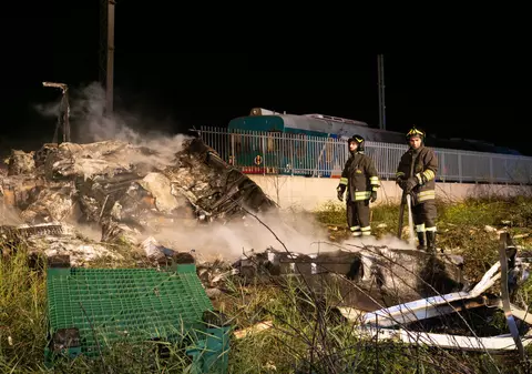 Un camion blocat pe șine a fost lovit de tren și a luat foc, în Italia. „Un infern de flăcări”