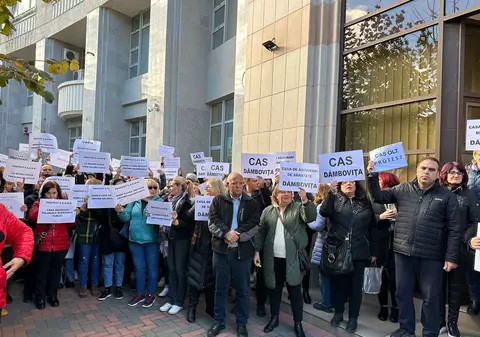 Angajații Caselor de Asigurări de Sănătate au oprit protestul, după ce legea care permite majorarea salariilor a fost adoptată de Parlament