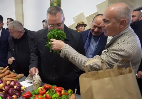 Nicolae Ciucă, Rareş Bogdan şi Lucian Bode, baie de mulțime în noua piaţă din Şimleu Silvaniei. „Ia uitaţi ce miros are! Pătrunjel adevărat!”