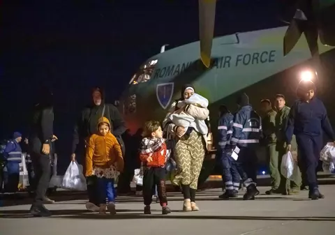 Cei 41 de români evacuaţi din Fâşia Gaza au revenit în țară, după ce aeronava trimisă inițial s-a stricat