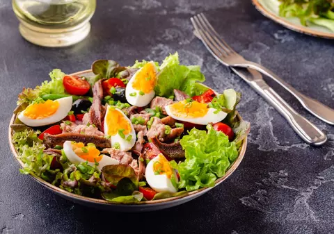 Salată Nicoise - rețete. Cum se prepară și de unde provine rețeta