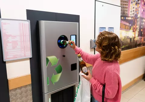 Taxa pe sticlă, în linie dreaptă. Micile magazine nu sunt pregătite, dar marile lanțuri spun că sunt gata să preia PET-urile și sticlele pentru reciclare. Ce trebuie să știe clienții