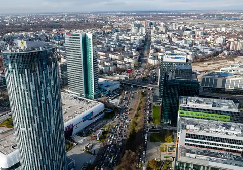 O vizită pe Planeta Pipera: seniorii milionari și proletariatul de computer