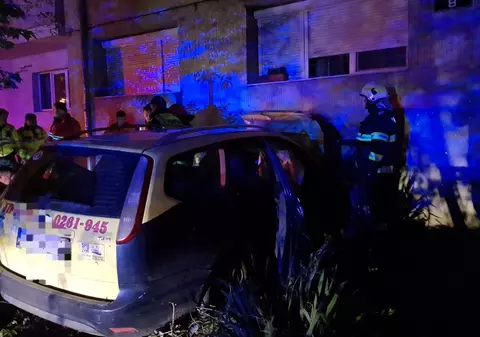 Accident mortal în Satu Mare. Un bărbat a furat un taxi şi s-a izbit de un bloc