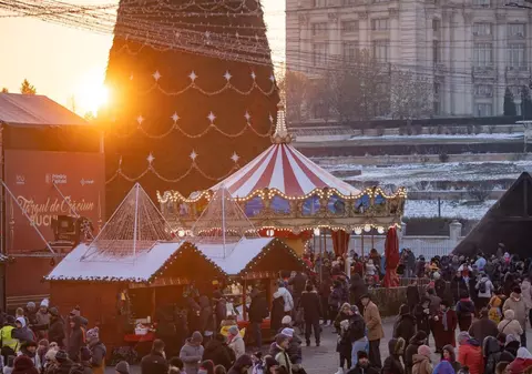 Târgul de Crăciun din Piaţa Constituţiei se deschide joi, cu un concert al Deliei. Luminile de Crăciun se aprind seara