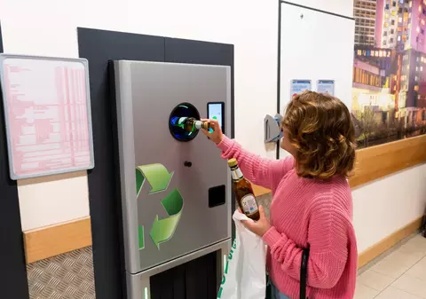 Taxa pe sticlă, în vigoare de azi. Românii care returnează PET-uri vechi nu vor primi garanția de 50 de bani