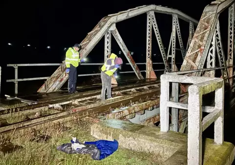 Un bărbat din Botoşani a murit după ce a fost lovit de trenul Iaşi - Dorohoi. Conductorul trenului: „Era întins de-a latul şinei”