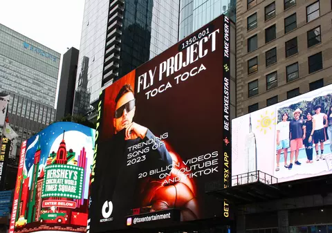 Tudor de la Fly Project, într-o imagine pe panourile din Times Square, în New York. Ce declară artistul: „Muzica poate trece orice barieră”