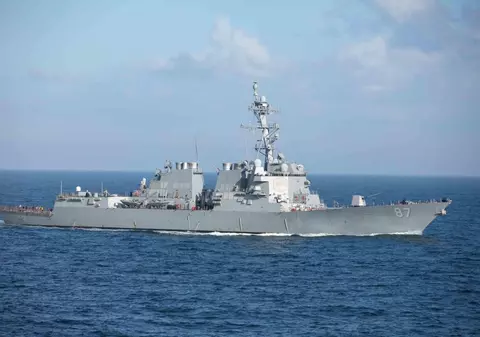 Nave de război vor păzi vapoarele comerciale în Marea Roșie. Dronele și rachetele rebelilor Houthi au dat peste cap comerțul maritim