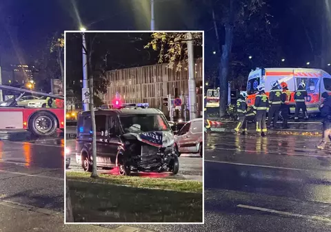 O dubă a poliției a intrat în plin într-o ambulanță, într-o intersecție din Viena. Ambele aveau semnalele luminoase pornite