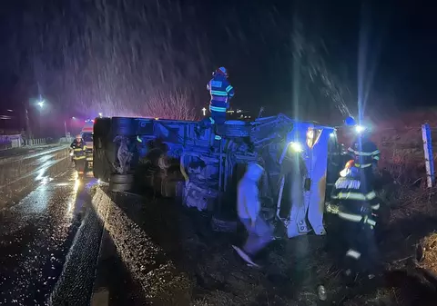 Un miniautocar cu șapte pasageri s-a răsturnat pe un drum din Suceava. Doi oameni, dintre care un copil, au ajuns la spital
