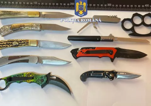 Un pumnal metalic de tip box și nouă bricege au fost găsite de polițiști asupra elevilor din două licee din Miercurea Ciuc