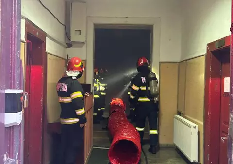 Incendiu în sala de sport a unui liceu din Bistrița. Au intervenit pompierii
