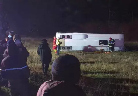 Un mort și mai mulți răniți după ce microbuzul în care se aflau s-a răsturnat pe DN 25, în Galați