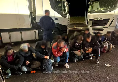 Aproape 60 de migranți, prinși de polițiștii de frontieră încercând să treacă ilegal în Ungaria ascunși în două TIR-uri