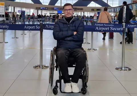 Fostul rugbist George Baltă, imobilizat în scaun cu rotile, afirmă că nu i s-a permis îmbarcarea într-un avion TAROM „pe motiv de siguranţă”. Reacția companiei