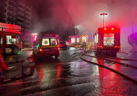 Incendiul de la Iulius Mall Cluj-Napoca a fost provocat. Trei tineri sunt suspectaţi că au aruncat „un obiect pirotehnic de mici dimensiuni”