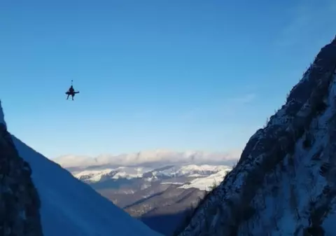 Turist mort în Bucegi, după ce a căzut de pe munte. Un medic şi un salvator montan, coborâţi cu troliul la victimă