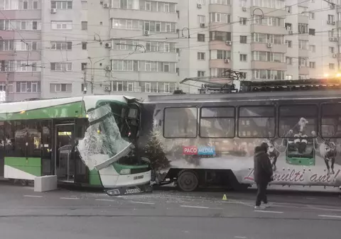 Două tramvaie s-au ciocnit violent în București. Trei persoane au fost transportate la spital