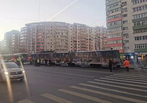 IMPACT DUR. Momentul în care cele două tramvaie s-au ciocnit frontal, în București. Cauza accidentului - VIDEO