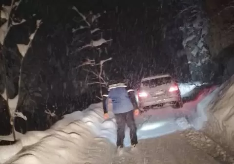 Jandarmii montani din Alba au salvat o familie cu patru copii, blocată din cauza zăpezii într-o mașină