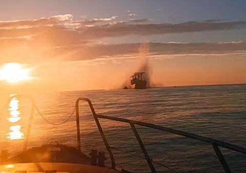 O navă care transporta cereale a luat foc în Marea Neagră, după ce a lovit o mină rusească, anunță ucrainenii. 2 marinari au fost răniți
