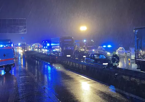 Un mort și mai mulți răniți, după un accident în lanț pe o autostradă din Germania, în care au fost implicate 15 mașini și un camion