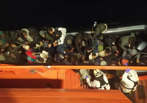 Trei imigranți găsiți morți pe o pirogă, în largul Insulelor Canare. 15 oameni au fost salvați cu elicopterul