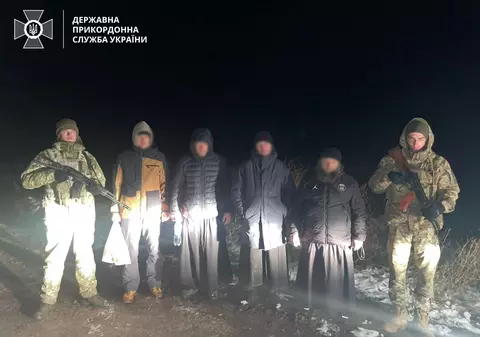 Patru bărbați deghizați în preoți au fost reținuți în Ucraina, după ce au fost plimbați cu barca pe un lac și li s-a spus că au ajuns în Republica Moldova