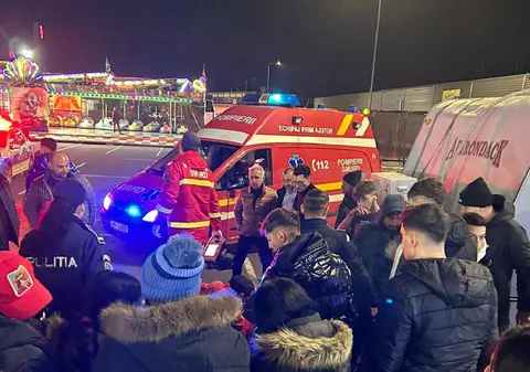 Un tânăr de 20 de ani a fost înjunghiat lângă un patinoar din Ploiești. Agresorul e căutat de polițiști