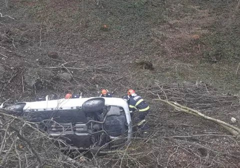 Patru oameni au căzut cu mașina în prăpastie, pe Valea Oltului, după ce șoferul a lovit un cap de pod. VIDEO