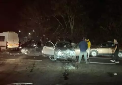 Accident în Dâmbovița cu un microbuz, două autoturisme și 20 de oameni. 4 persoane, între care un copil, au ajuns la spital