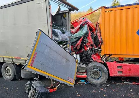 Șofer român de TIR, pe moarte în Germania. A intrat fără frâne în camionul din fața lui și a fost strivit în cabină. VIDEO