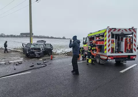 Un mort și patru răniți după ce un microbuz și o mașină s-au ciocnit în Războieni, județul Iași