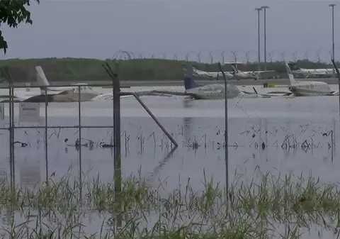 Inundații masive în nord-estul Australiei: avioane sub ape, oameni izolați, crocodili ajunși în centrul orașului