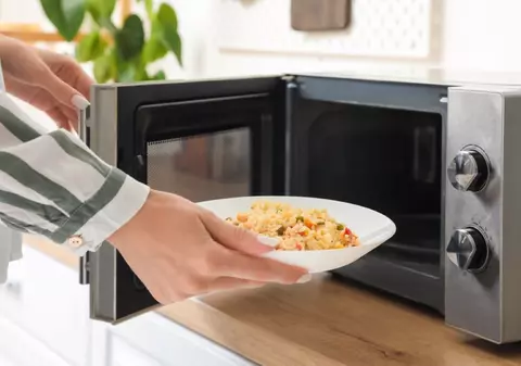 Alimente pe care să nu le găteşti sau încălzeşti în cuptorul cu microunde