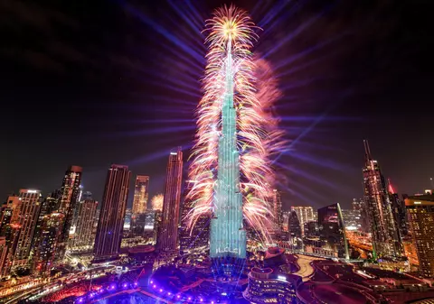Revelion 2024 în lume. Spectacol fastuos la Burj Khalifa, în Dubai. Focuri de artificii anulate în mai multe orașe din Marea Britanie, din cauza vremii