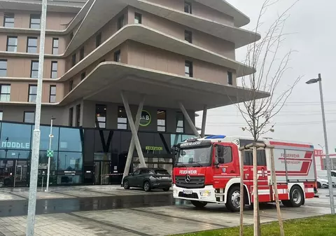 Un băiat român de 13 ani plecat cu clasa în excursie în Austria a fost găsit mort în fața hotelului unde era cazat. Reacția MAE