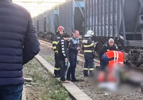 Copil de 14 ani, cu arsuri grave la spital, după ce s-a urcat pe un tren din Gara Focşani să facă poze și s-a curentat