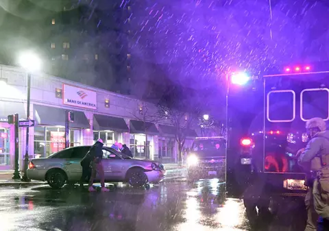 O mașină a intrat într-un SUV din dispozitivul de securitate al lui Joe Biden, când președintele american ieșise dintr-un sediu de campanie