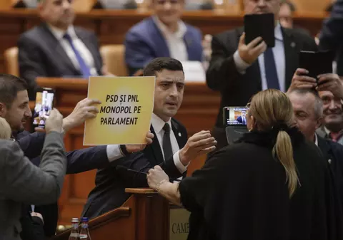 Scandal în Parlament, înaintea plenului în care se dezbătea bugetul pe 2024. George Simion, schimb dur de replici cu Diana Şoşoacă