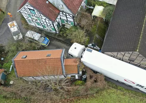 Un șofer român a crezut că șoseaua e prin curtea unei ferme și a lovit cu camionul de 40 de tone o casă veche de 600 de ani, în Germania