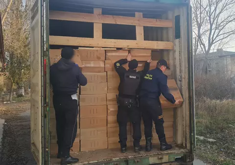 Patru persoane, reținute de DNA după ce au fost prinse când dădeau mită ca să introducă țigări de contrabandă în portul Constanța