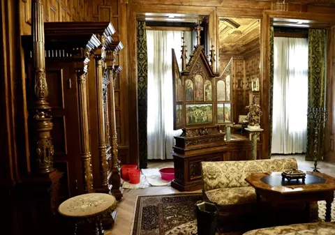 Apa curge prin acoperișul Castelului Peleș, iar angajații au pus ligheane ca să protejeze exponatele. Ce spune ministrul Culturii